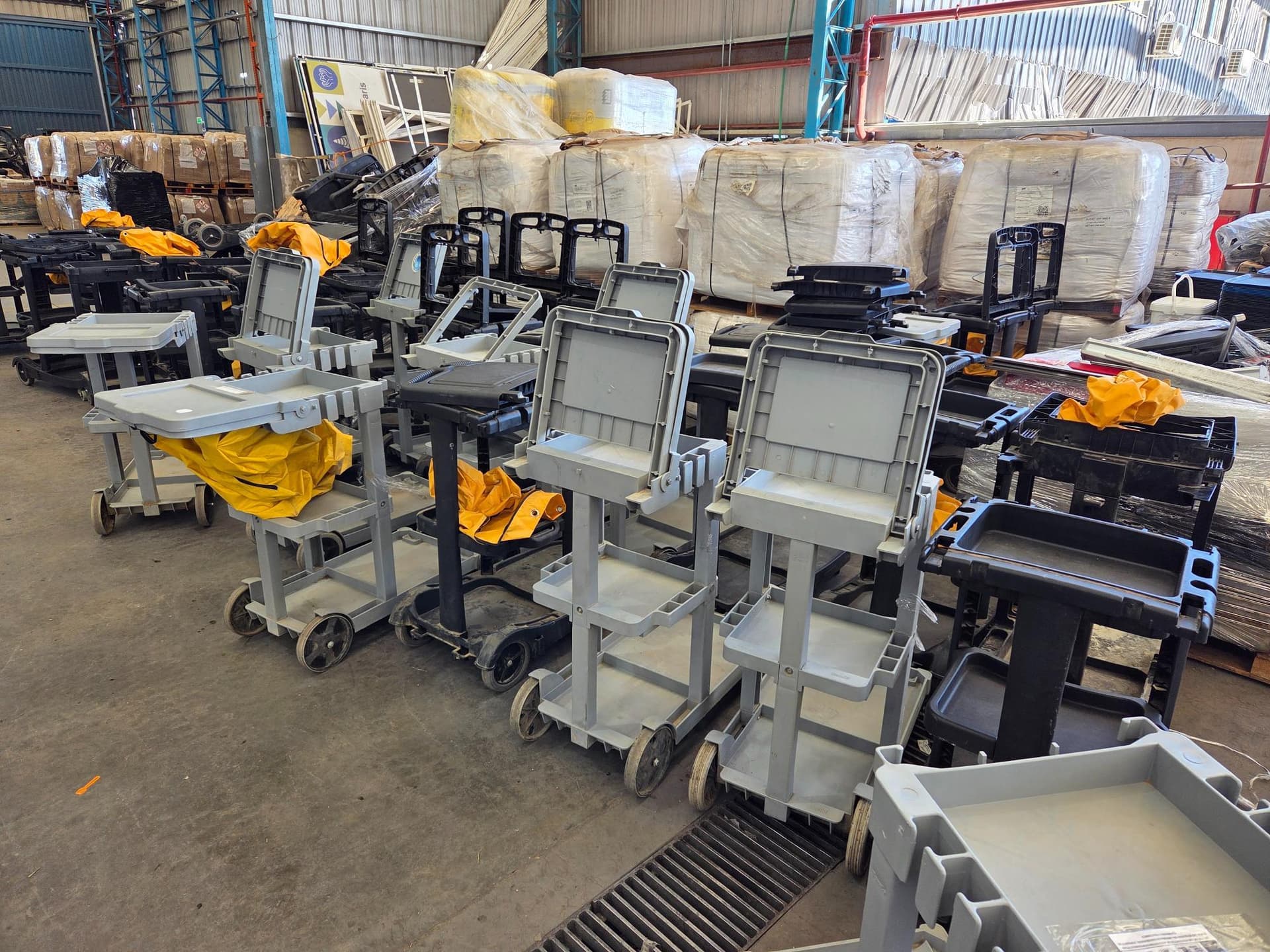 Carro Multiservicios Top con tapa, bolsa y cierre, Cantidad: 30 unidades, Condición: usado, con posibles faltantes. LOC: Carlos Spegazzini, provincia de Buenos Aires
