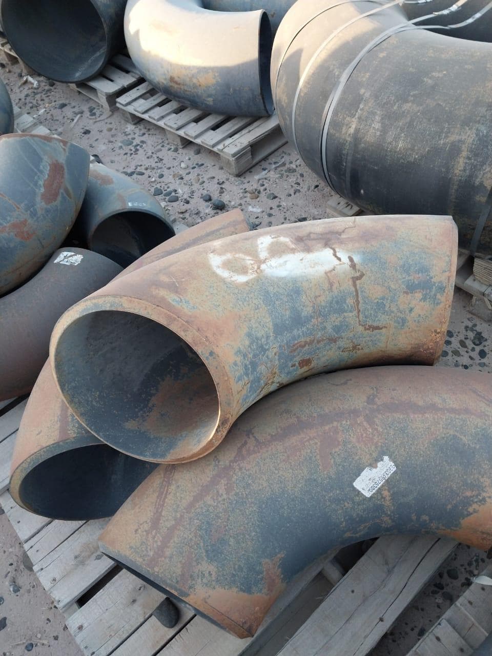 Codos y Te de acero diámetros variados, Cantidad: 97 Unidades, Condición: Sin uso. LOC: Neuquén, provincia de Neuquén