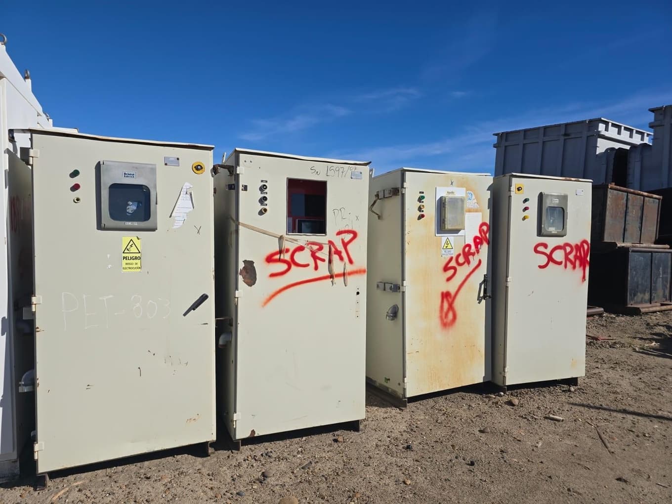 Gabinetes tableros eléctricos de rezago y materiales varios, Cantidad: 12 Unidades, Condición: Rezago. LOC: Cerro Dragón, provincia de Chubut
