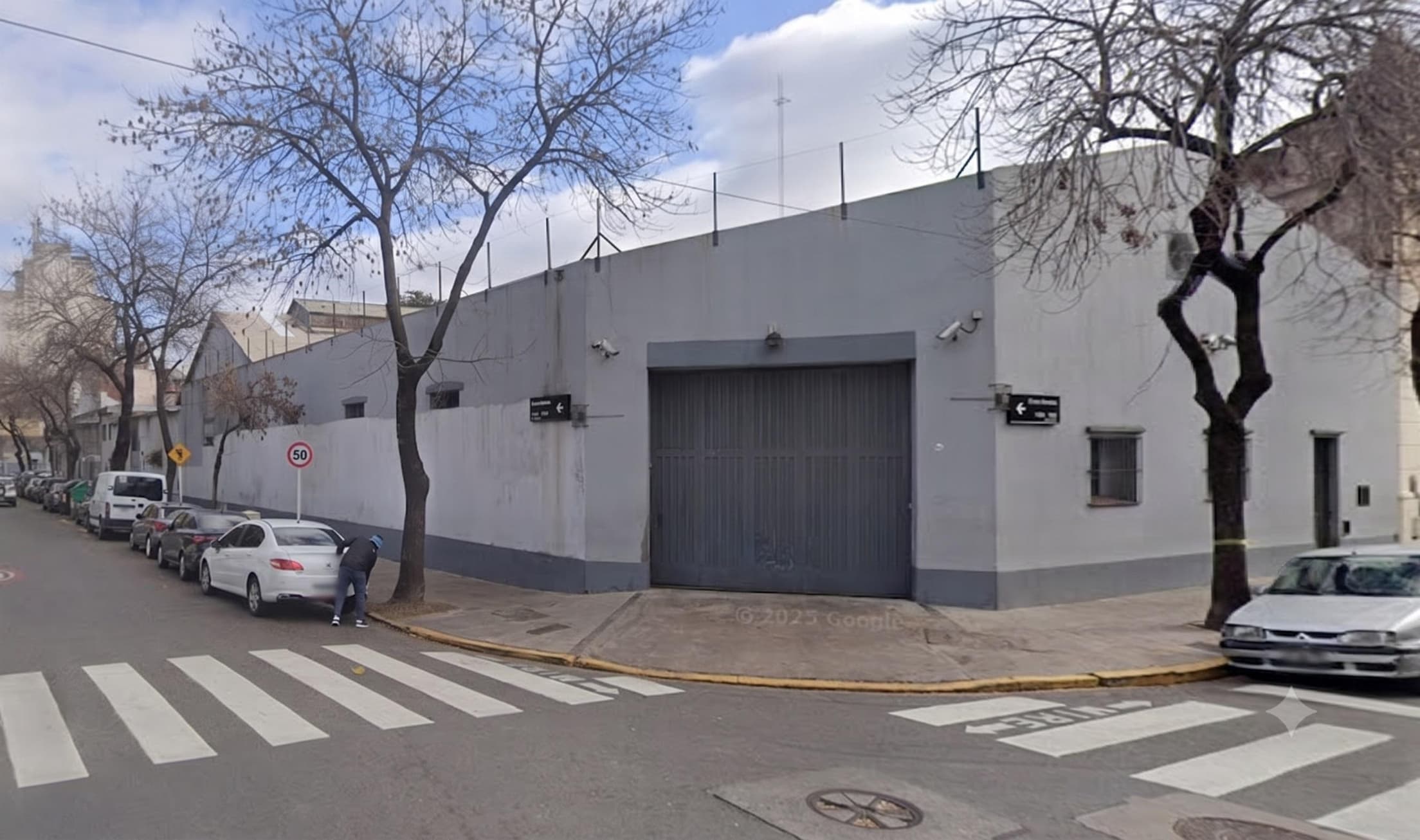 DEPÓSITO EN ESQUINA - Constitución 1601, CABA - 738 m² EN PLANTA LIBRE