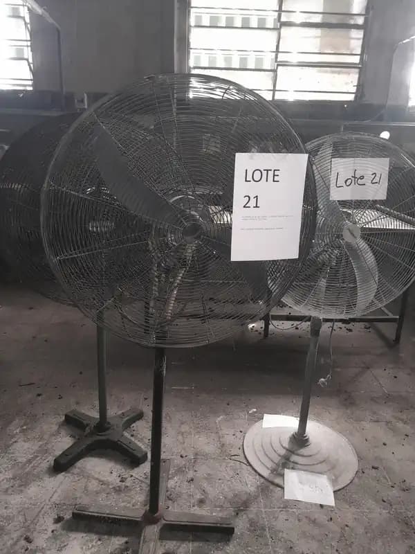 LOTE 21 - TRES VENTILARES DE PIE TIPO INDUSTRIALES