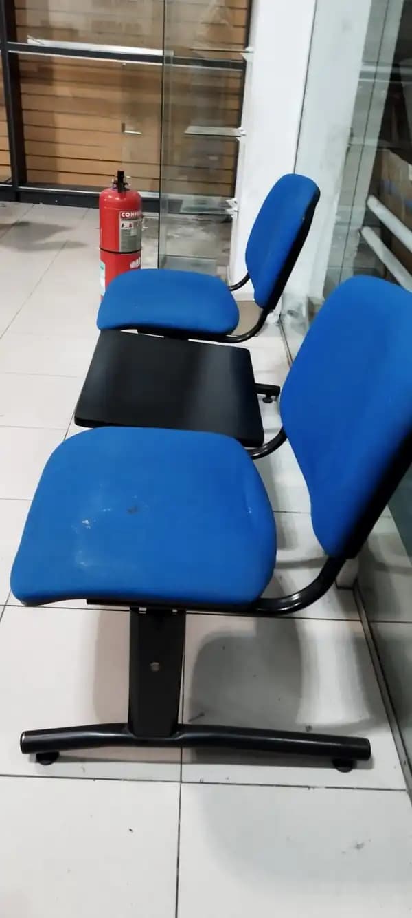 2 SILLAS TANDEM CON MESA usadas en buen estado