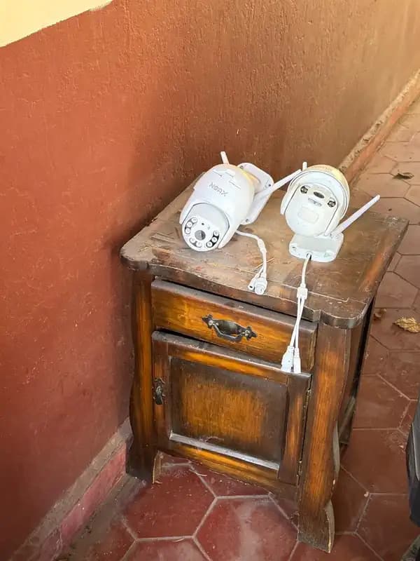 Cómoda de cinco cajones y mesa de luz exc oport