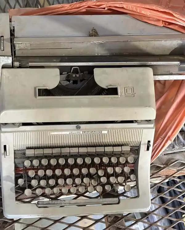 MAQUINA de ESCRIBIR Marca OLIVETTI color Beige