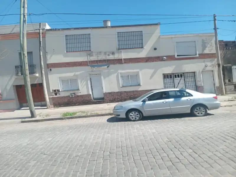 CASA 2 PLANTAS B° TALLERES - QUINCHO Y PILETA
