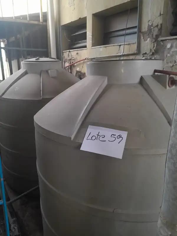LOTE 59 - DOS TACHOS PLASTICOS