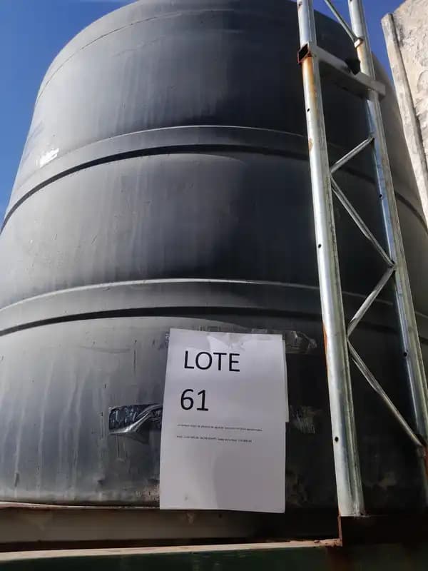 LOTE 61 - TANQUE PLASTICO
