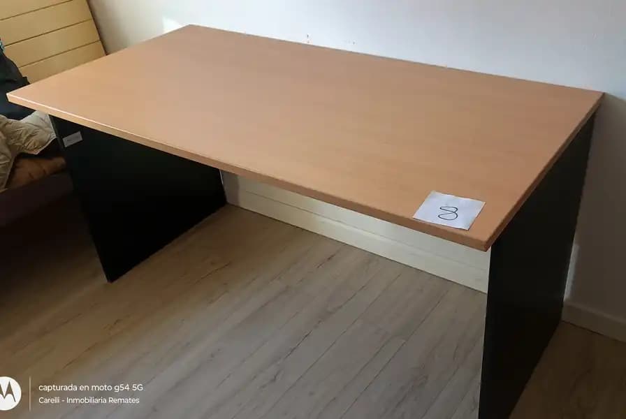 Un escritorio color Haya 0,74 alto X 144ancho X 70