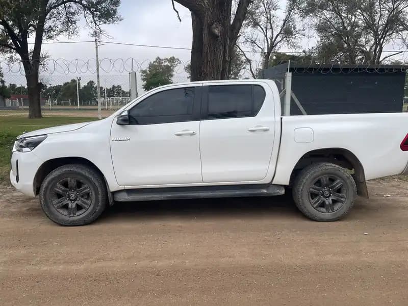 TOYOTA HILUX 4x2 DC SRV 2.8 TDI 6 AT año 2022