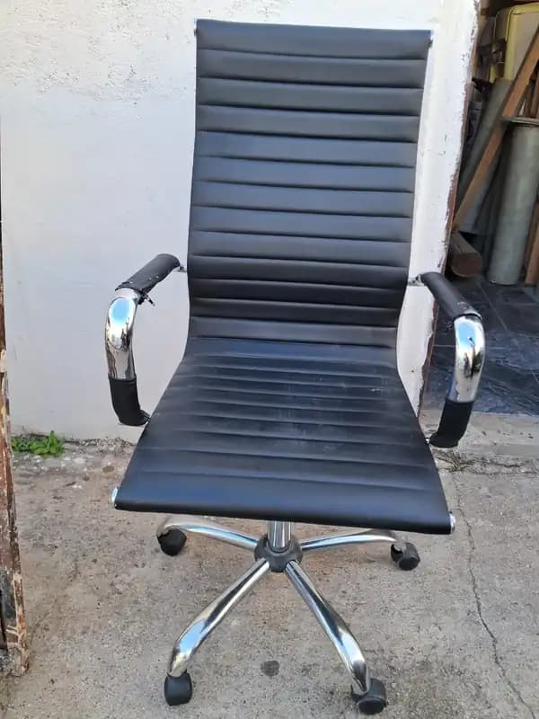 LOTE 21 - Un Sillon Gerencial