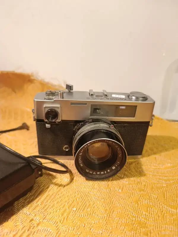 Maquina de fotos marca konica con accesorios