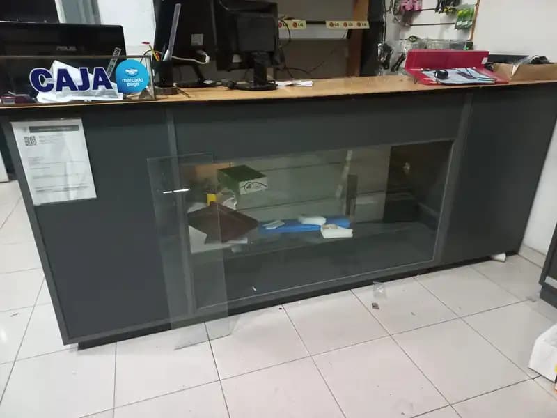 1 mostrador con 2 cajones, puerta levadizo