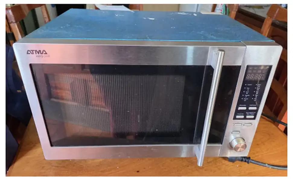 UN MICROONDAS MARCA "ATMA" PLATEADO