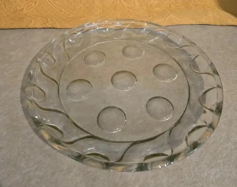 Fuente de vidrio prensado con lunares y ondas