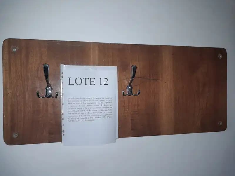 LOTE 12 - MUEBLES PARA OFICINA
