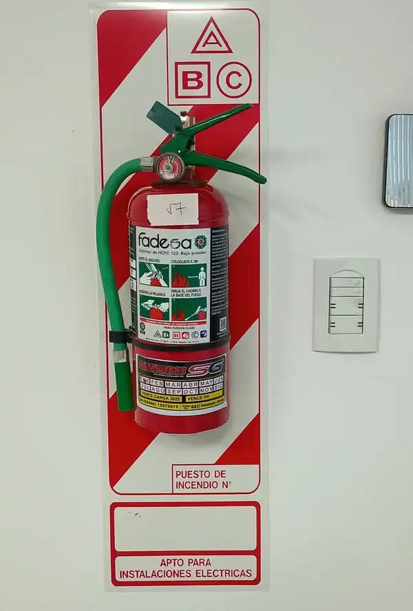 Matafuego con puesto de incendio 2,5 kg