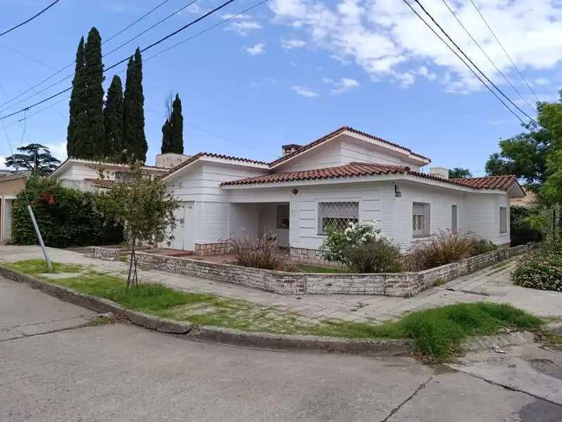 INMUEBLE EDIFICADO EN "BARRIO CERRO DE LAS ROSAS"