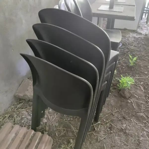 OCHO SILLAS DE PLASTICO