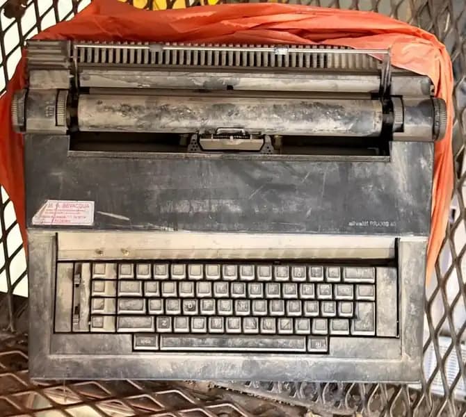 MAQUINA de ESCRIBIR Marca OLIVETTI color Negra