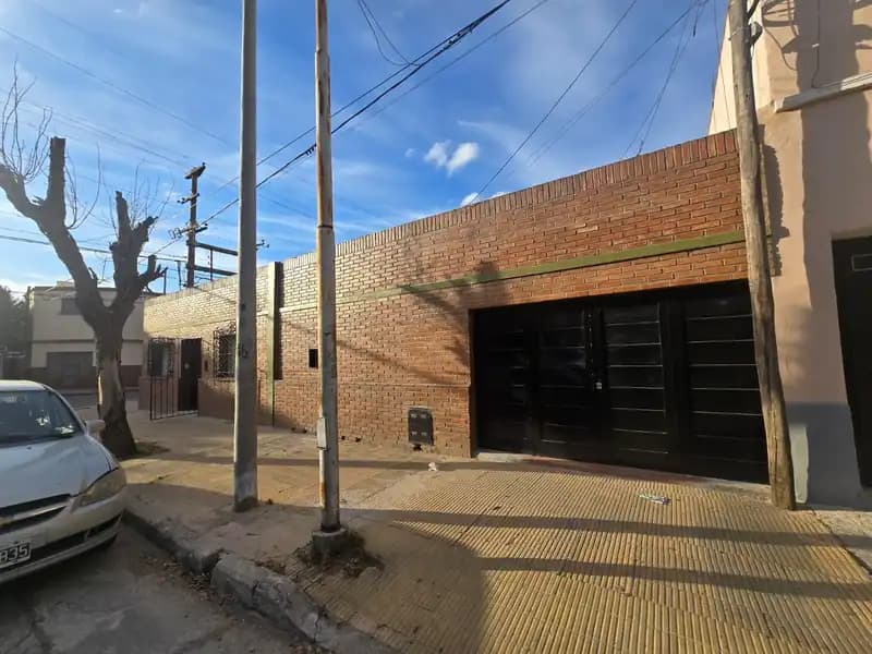 CASA ESQUINA BARRIO COLON 2 DORM