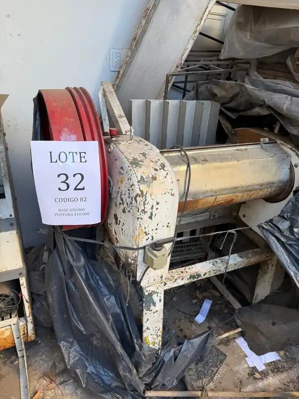 Lote 32: 1 sobadora,13 carros y 1 rebanadora