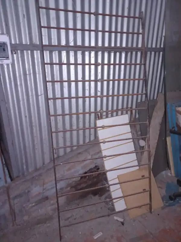 1 reja tipo balcón, forjada, sin soldaduras