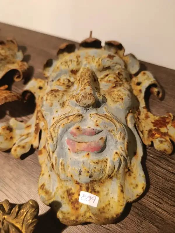 Antiguos mascarones en hierro para colgar 18cm