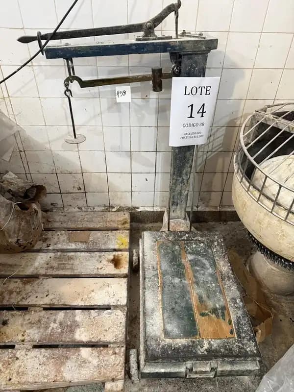 Lote 14 : 1 mesa, 1 dosificador agua y 1 bascula.