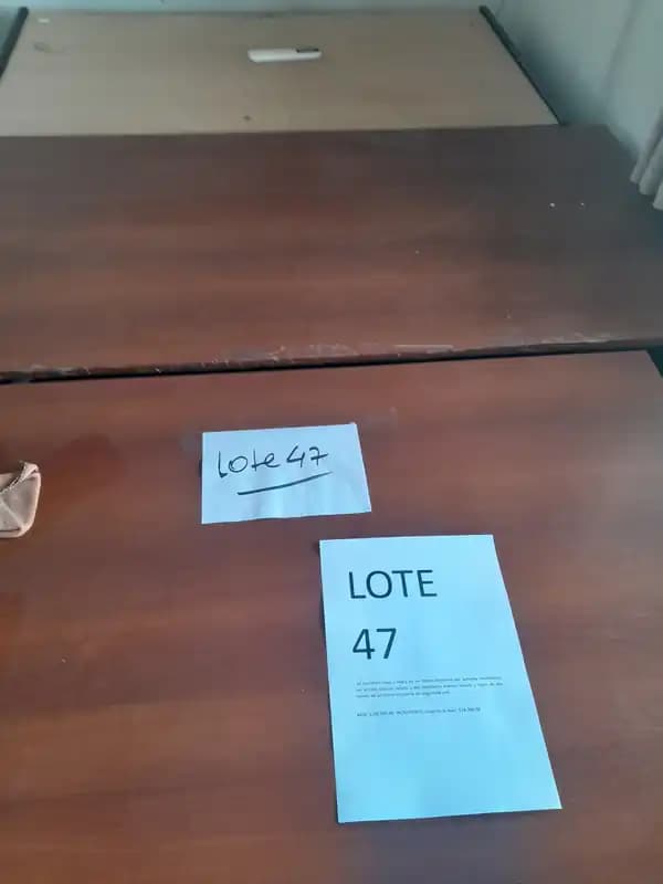 LOTE 47 - TRES ESCRITORIOS