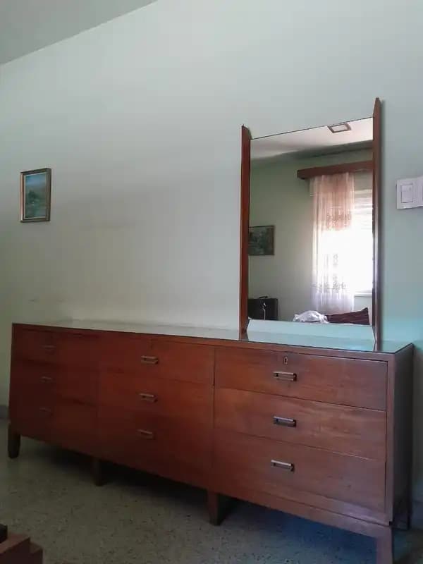 Cómoda madera con espejo