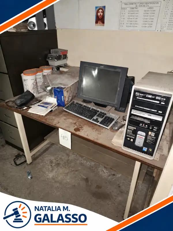 Mesa escritorio con equipo computacion y musica