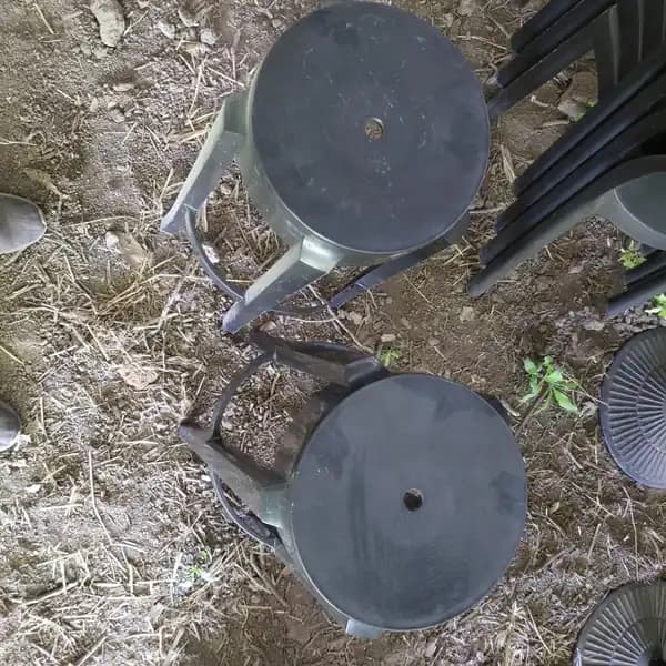 DOS BANQUETAS PLASTICAS