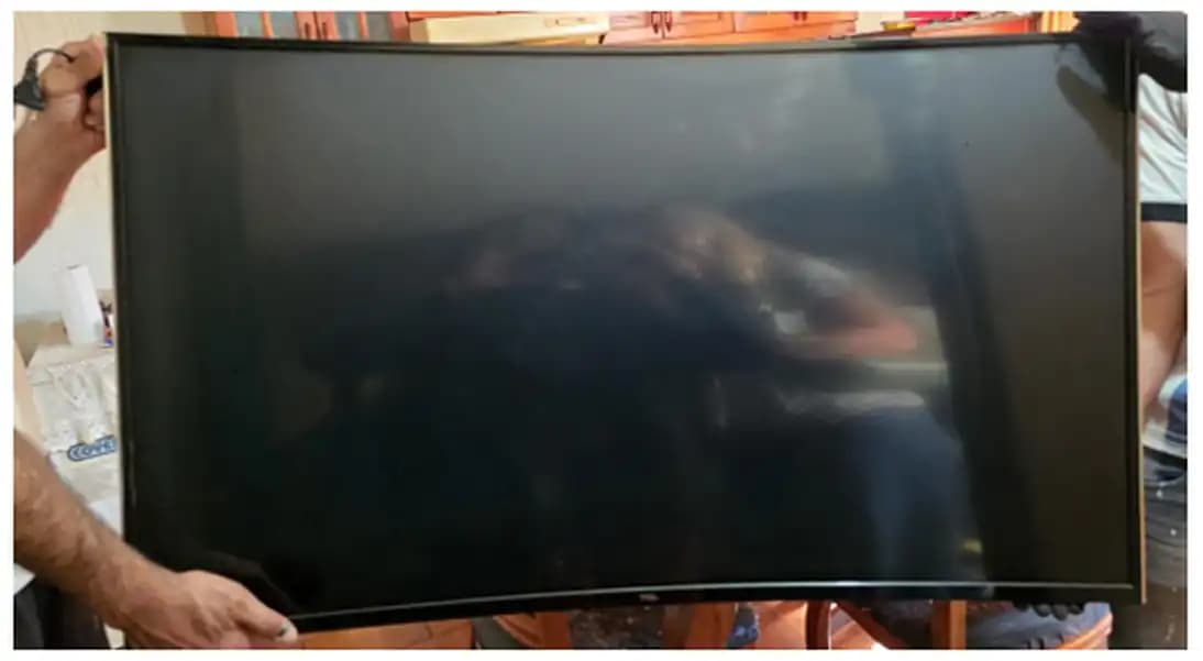 UN TELEVISOR “TCL”, MODELO 48P1CFS SIN CONTROL OP
