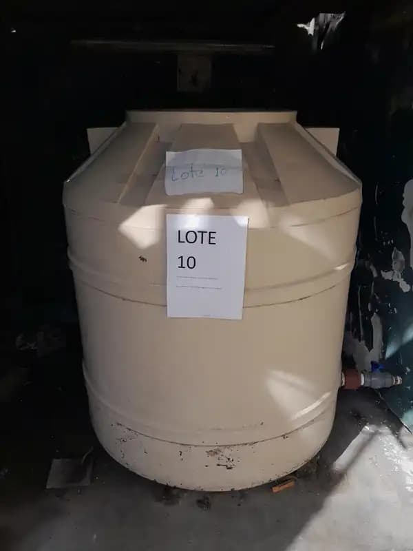 LOTE 10 UN TANQUE PLASTICO
