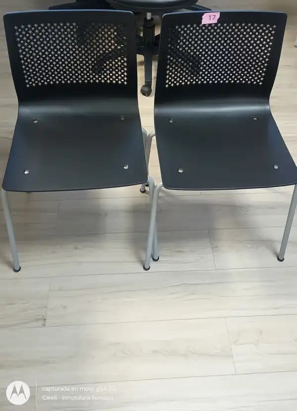 2  Silla Malibú , polipropileno color negro