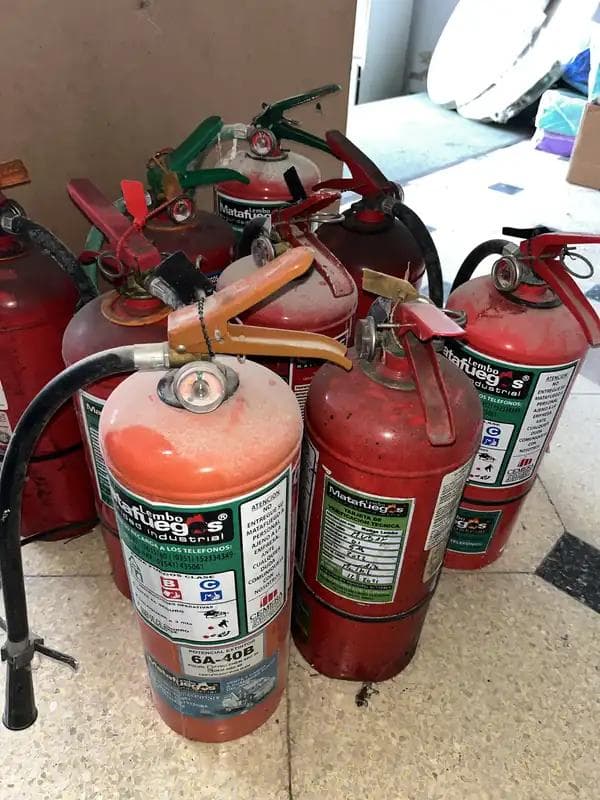 8 MATAFUEGOS DE 5KG