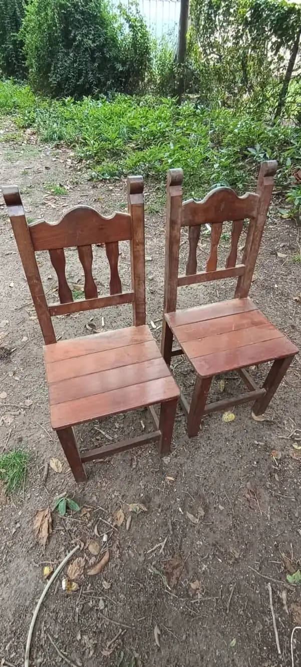 DOS (2) SILLAS DE MADERA ALGARROBO, EN BUEN ESTADO