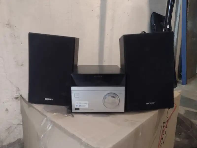 EQUIPO DE AUDIO Y DOS PARLANTES MARCA SONY