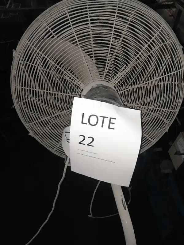 LOTE 22 - UN VENTILADOR INDUSTRIAL DE PARED