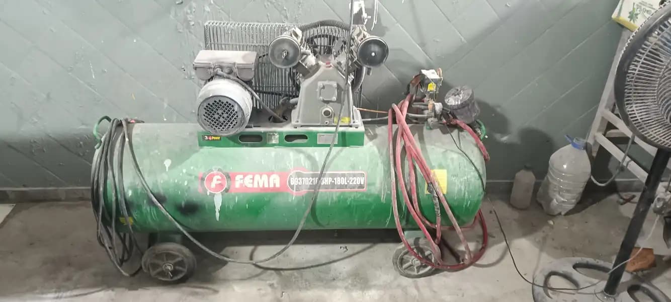COMPRESOR MARCA FEMA DE 180 LITROS CON MANGUERAS