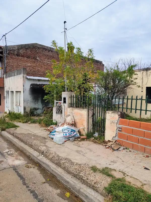 Inmueble dividido en tres construcciones a demoler