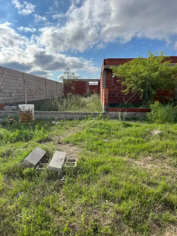LOTE CON EDIFICACION INICIAL (Algunos Muros)