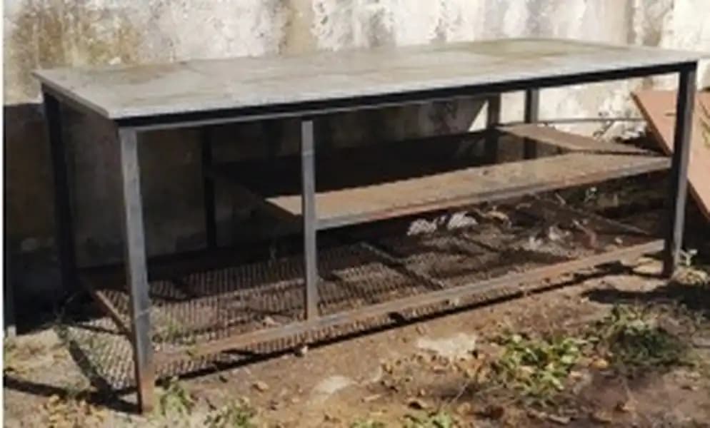 MESADA GRANITICA S/ ESTRUCTURA METALICA 2 ESTANTES