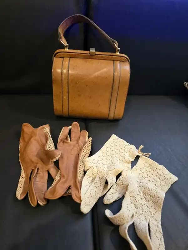 CARTERA DE CUERO + 2 PARES DE GUANTES VINTAGE