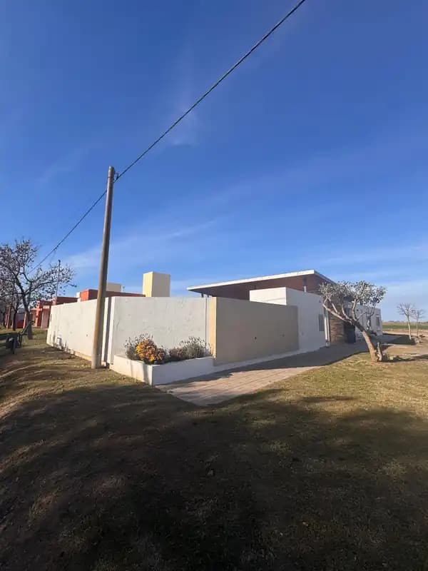 50%  IMPORTANTE INMUEBLE LOCALIDAD FREYRE CBA.