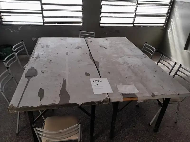 LOTE 12 DOS MESAS Y OCHO SILLAS