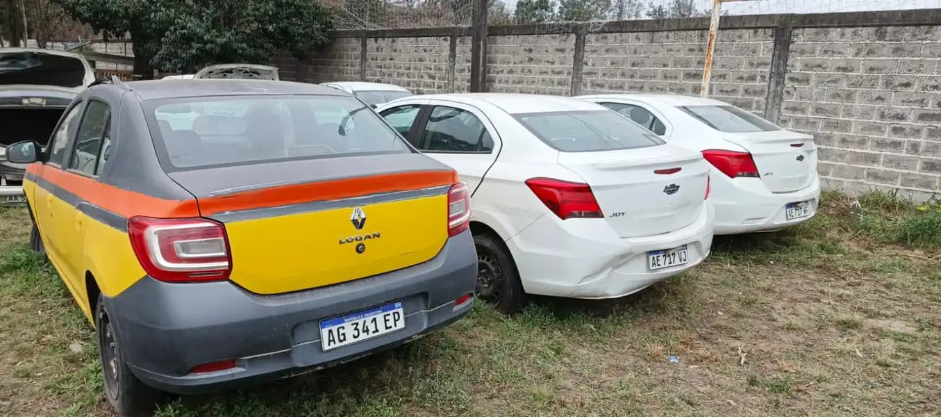 (2) CHEVROLET ONIX PLUS 1.4  (1) RENAULT LOGAN 1.6