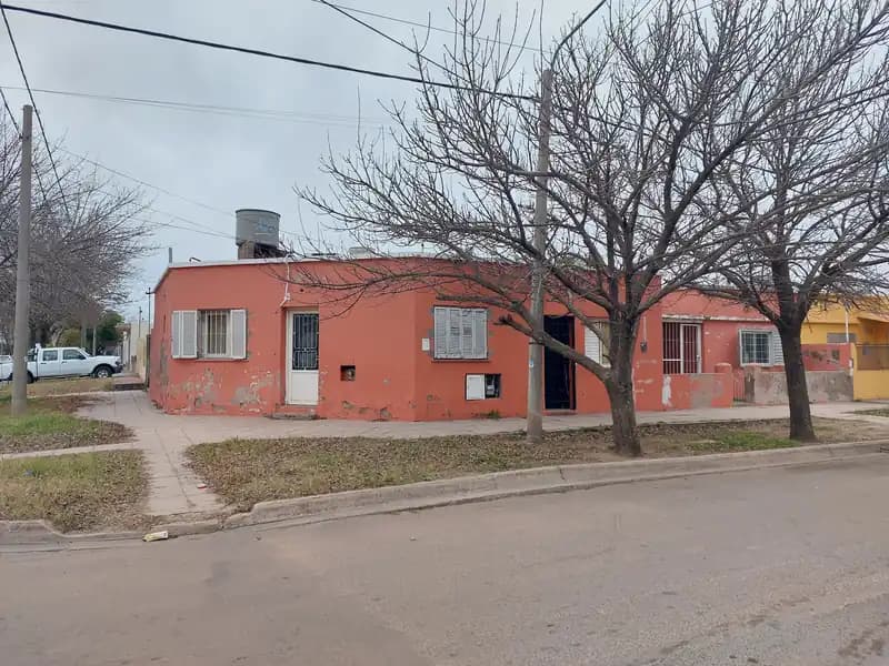 Casa muy buena ubicación en esquina para reciclar