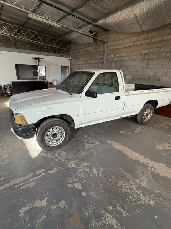 Toyota Hilux 4x2 cabina simple DLX 1997