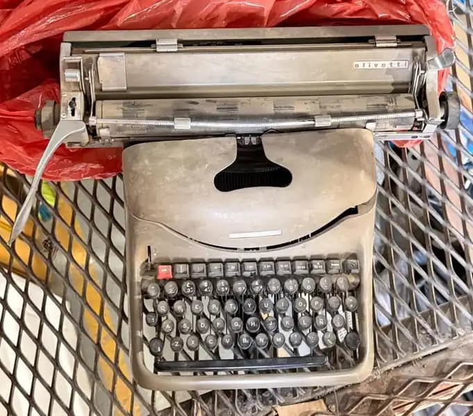 MAQUINA de OLIVETTI color Beige